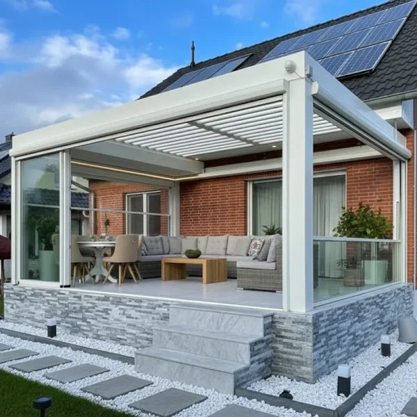 Bioklimatische Pergola mit einziehbaren Paneeloptionen - weitere Ansicht | Hochwertige Aluminium-Pergola für Garten und Terrasse